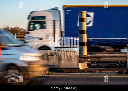 Radarkameras, Geschwindigkeitsüberwachung Radar, Messsystem POLISCAN, auf der Autobahn A40, auf der Rheinbrücke Neuenkamp, Duisburg, Nord Stockfoto