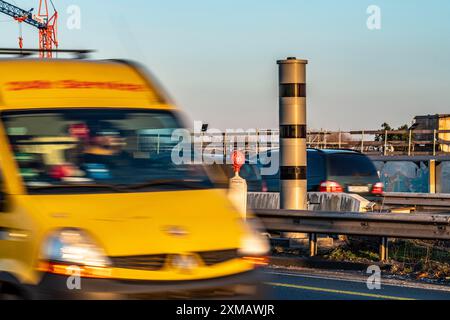 Radarkameras, Geschwindigkeitsüberwachung Radar, Messsystem POLISCAN, auf der Autobahn A40, auf der Rheinbrücke Neuenkamp, Duisburg, Nord Stockfoto