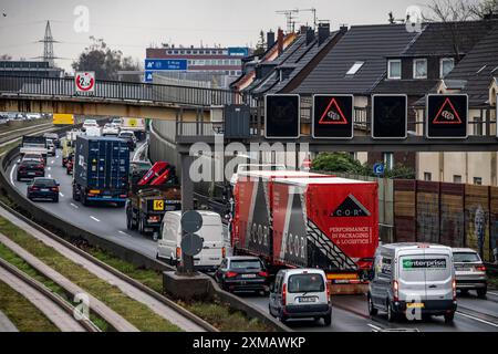 Stau auf der Autobahn A40, Ruhrschnellweg, in Essen, Verkehrsstörung Richtung Bochum, nach Unfall, Nordrhein-Westfalen Stockfoto