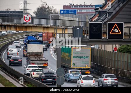 Stau auf der Autobahn A40, Ruhrschnellweg, in Essen, Verkehrsstörung Richtung Bochum, nach Unfall, Nordrhein-Westfalen Stockfoto