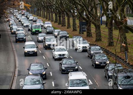 Innenstadtverkehr, dreispuriger Westfalendamm, Bundesstraße B1, Schwerverkehr, Nordrhein-Westfalen, Deutschland, Dortmund Stockfoto