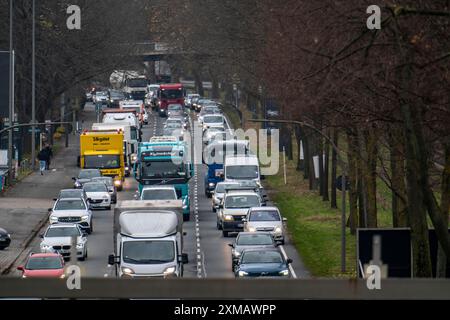 Innenstadtverkehr, dreispuriger Westfalendamm, Bundesstraße B1, Schwerverkehr, Nordrhein-Westfalen, Deutschland, Dortmund Stockfoto