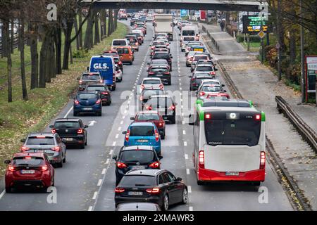 Stadtzentrum, 3-spuriger Westfalendamm, Bundesstraße B1, dichter Verkehr, Stadtbus öffentlicher Nahverkehr, Nordrhein-Westfalen, Deutschland, Dortmund Stockfoto