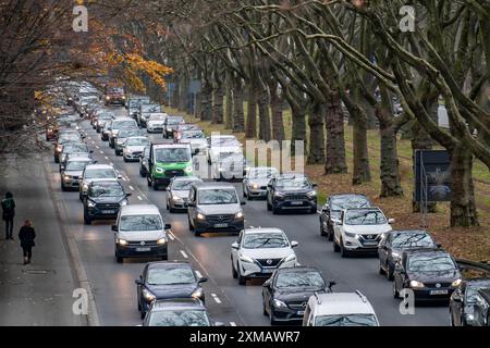 Innenstadtverkehr, dreispuriger Westfalendamm, Bundesstraße B1, Schwerverkehr, Nordrhein-Westfalen, Deutschland, Dortmund Stockfoto