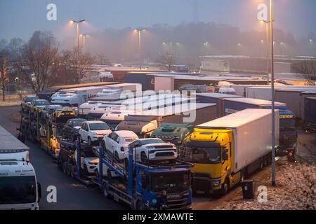 Starker Verkehr auf der A2 am Tankstelle Bottrop-Sued, überfüllter LKW-Parkplatz am Abend, Bottrop, Nordrhein-Westfalen, Deutschland Stockfoto