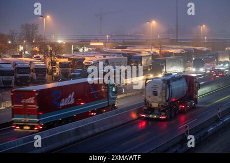 Starker Verkehr auf der A2 am Tankstelle Bottrop-Sued, überfüllter LKW-Parkplatz am Abend, Bottrop, Nordrhein-Westfalen, Deutschland Stockfoto