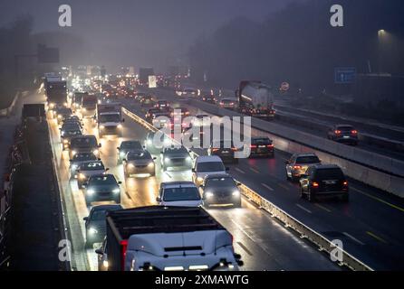 Starker Verkehr auf der Autobahn A2 im Servicegebiet Bottrop-Sued, Bottrop, Nordrhein-Westfalen Stockfoto