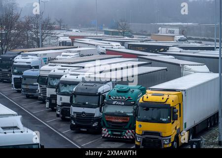 Starker Verkehr auf der A2 am Tankstelle Bottrop-Sued, überfüllter LKW-Parkplatz am Abend, Bottrop, Nordrhein-Westfalen, Deutschland Stockfoto