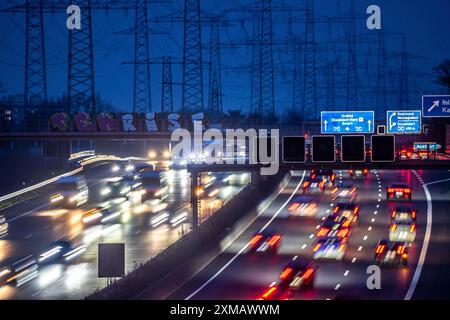 Autobahn A57 bei Kaarst im Rheinkreis Neuss, Blick in Richtung Autobahnkreuz Kaarst, starker Abendverkehr, Oberleitung Stockfoto