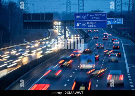 Autobahn A57 bei Kaarst im Rheinkreis Neuss, Blick in Richtung Abzweig Büttgen, starker Abendverkehr, Freileitungen Stockfoto