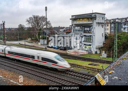 Das Stellwerk der Deutschen Bahn AG in Mülheim-Styrum steuert den Zugverkehr auf einer der verkehrsreichsten Bahnstrecken Deutschlands, zwischen Essen und Stockfoto