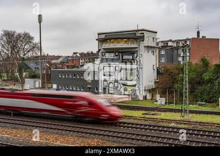 Das Stellwerk der Deutschen Bahn AG in Mülheim-Styrum steuert den Zugverkehr auf einer der verkehrsreichsten Bahnstrecken Deutschlands, zwischen Essen und Stockfoto