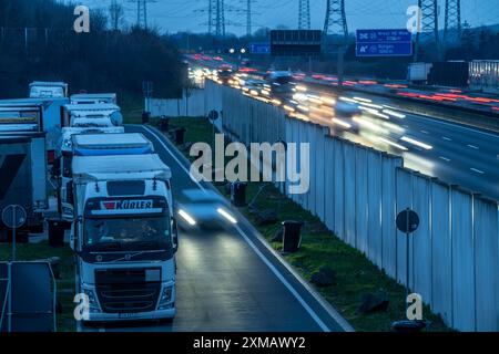 Autobahn A57 bei Kaarst im Rheinland Neuss, Blick in Richtung Autobahnkreuz Büttgen, starker Abendverkehr, Parkplatz, voll von Stockfoto