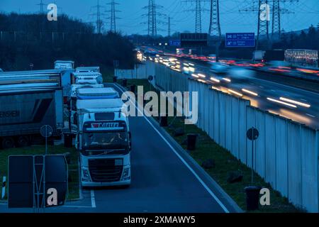 Autobahn A57 bei Kaarst im Rheinland Neuss, Blick in Richtung Autobahnkreuz Büttgen, starker Abendverkehr, Parkplatz, voll von Stockfoto