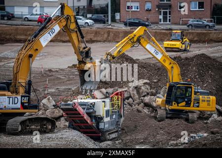 Baustelle, Bearbeitung einer Baustelle, Schreddern von Bauschutt, Bagger füllen Beton und andere Bauschutt in die Zerkleinerung ein Stockfoto