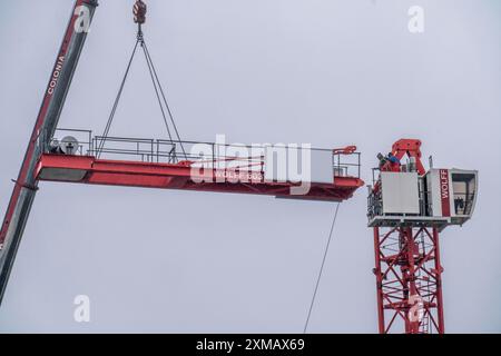 Demontage eines großen Baukrans, auf einer Großbaustelle, Wohnungsbau, Rohbau abgeschlossen, Essen, Nord Stockfoto