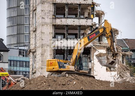 Abriss des ehemaligen RWE-Gebäudekomplexes, im Stadtzentrum, an der Autobahn A40 in Essen, Bagger an den Schutthaufen, im Stockfoto
