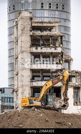 Abriss des ehemaligen RWE-Gebäudekomplexes, im Stadtzentrum, an der Autobahn A40 in Essen, Bagger an den Schutthaufen, im Stockfoto