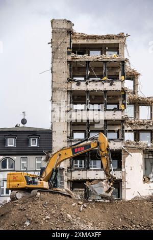 Abriss des ehemaligen RWE-Gebäudekomplexes, im Stadtzentrum, an der Autobahn A40 in Essen, Bagger auf dem Schutt, Nord Stockfoto