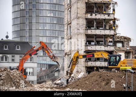 Abriss des ehemaligen RWE-Gebäudekomplexes, im Stadtzentrum, an der Autobahn A40 in Essen, Bagger an den Schutthaufen, im Stockfoto