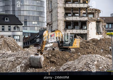 Abriss des ehemaligen RWE-Gebäudekomplexes, im Stadtzentrum, an der Autobahn A40 in Essen, Bagger an den Schutthaufen, im Stockfoto
