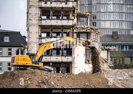 Abriss des ehemaligen RWE-Gebäudekomplexes, im Stadtzentrum, an der Autobahn A40 in Essen, Bagger an den Schutthaufen, im Stockfoto
