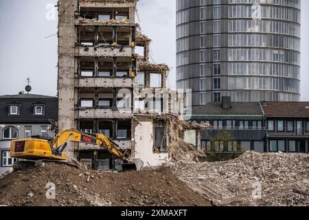 Abriss des ehemaligen RWE-Gebäudekomplexes, im Stadtzentrum, an der Autobahn A40 in Essen, Bagger an den Schutthaufen, im Stockfoto