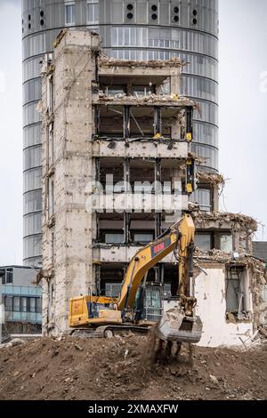 Abriss des ehemaligen RWE-Gebäudekomplexes, im Stadtzentrum, an der Autobahn A40 in Essen, Bagger an den Schutthaufen, im Stockfoto