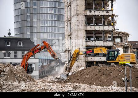 Abriss des ehemaligen RWE-Gebäudekomplexes, im Stadtzentrum, an der Autobahn A40 in Essen, Bagger an den Schutthaufen, im Stockfoto