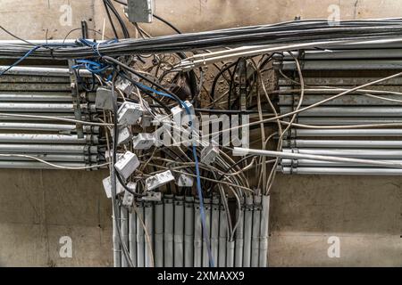 Verkabelung, Kabel, Anschlusskästen, Stromleitungen, Kabelinstallation, Abzweigdosen werden erneuert und in einem Gebäude erweitert Stockfoto