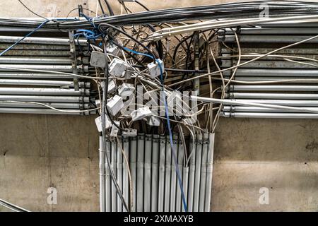 Verkabelung, Kabel, Anschlusskästen, Stromleitungen, Kabelinstallation, Abzweigdosen werden erneuert und in einem Gebäude erweitert Stockfoto