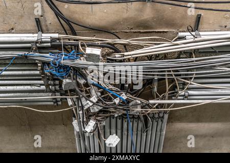 Verkabelung, Kabel, Anschlusskästen, Stromleitungen, Kabelinstallation, Abzweigdosen werden erneuert und in einem Gebäude erweitert Stockfoto