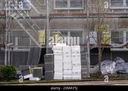 Energetische Renovierung von Wohngebäuden, älteres Wohnungsgebäude ist gerüstet, wird thermisch isoliert, Deutschland Stockfoto