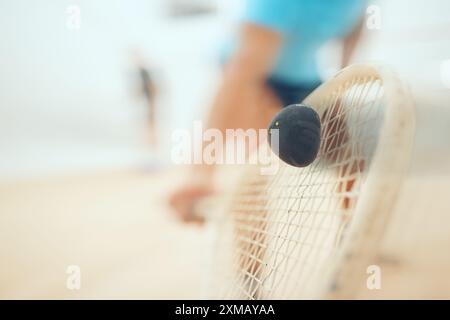 Fitness, Geschwindigkeit und Squashball mit verschwommener Bewegung, Trainingsübung und starker Kraft dienen zum Erreichen von Trainingszielen. Schneller Sport, Person und Bewegung mit Athleten Stockfoto