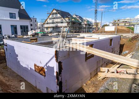 Neubauviertel, rund 140 ein- und Doppelhäuser im Bau im Süden Duisburgs, verschiedene Bauträger, Granaten Stockfoto