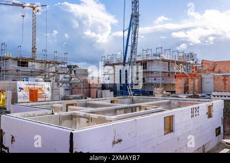 Neubauviertel, rund 140 ein- und Doppelhäuser im Bau im Süden Duisburgs, verschiedene Bauträger, Granaten Stockfoto