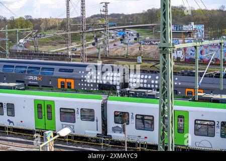 S-Bahn und Regionalexpress, Rhein-Ruhr-Express, RRX-Zug auf der Bahnstrecke am Autobahndreieck Kaiserberg, A3 und A40, 8 Gleise Stockfoto