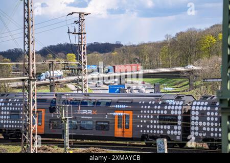 Regionalexpress, Rhein-Ruhr-Express, RRX-Zug auf der Bahnstrecke am Autobahndreieck Kaiserberg, A3 und A40, 8 Gleise verlaufen parallel Stockfoto