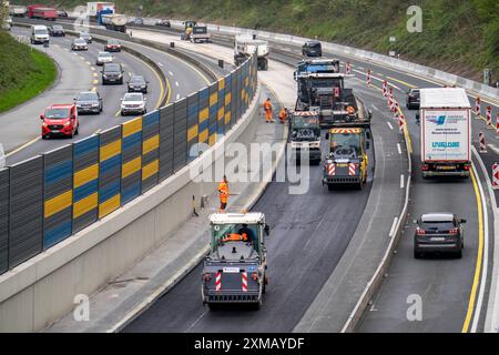 Autobahnbaustelle an der A52 in Essen Grundsanierung der Autobahn, neue Lärmschutzwände, Kanalisationsanlage, neue Fahrbahn, Asphaltierung Stockfoto