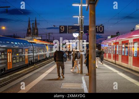 Bahnhof Köln-Deutz, Bahnsteig, Nahverkehrszug, Kölner Dom, Nordrhein-Westfalen, Deutschland Stockfoto