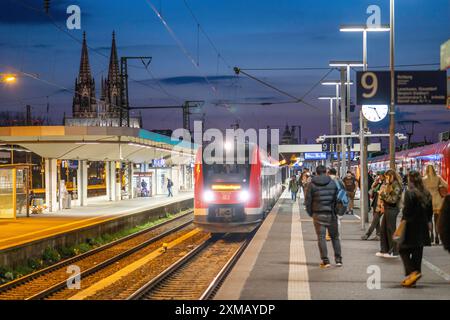 Bahnhof Köln-Deutz, Bahnsteig, Nahverkehrszug, Kölner Dom, Nordrhein-Westfalen, Deutschland Stockfoto