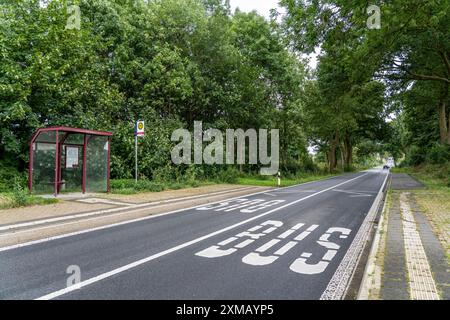 Bushaltestelle, Bushaltestelle Schalloh, auf dem Land, Sauerland, bei Soest-Bergede, die Landstraße L856, Buslinie 552, hat 2 Haltestellen pro Tag, montags bis Stockfoto