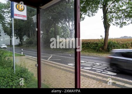 Bushaltestelle, Bushaltestelle Schalloh, auf dem Land, Sauerland, bei Soest-Bergede, die Landstraße L856, Buslinie 552, hat 2 Haltestellen pro Tag, montags bis Stockfoto