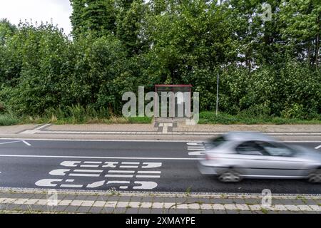 Bushaltestelle, Bushaltestelle Schalloh, auf dem Land, Sauerland, bei Soest-Bergede, die Landstraße L856, Buslinie 552, hat 2 Haltestellen pro Tag, montags bis Stockfoto