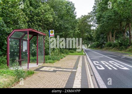 Bushaltestelle, Bushaltestelle Schalloh, auf dem Land, Sauerland, bei Soest-Bergede, die Landstraße L856, Buslinie 552, hat 2 Haltestellen pro Tag, montags bis Stockfoto