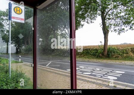 Bushaltestelle, Bushaltestelle Schalloh, auf dem Land, Sauerland, bei Soest-Bergede, die Landstraße L856, Buslinie 552, hat 2 Haltestellen pro Tag, montags bis Stockfoto