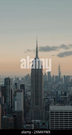 Blick auf das Empire State Building bei Sonnenuntergang vom Top of the Rock in New York Stockfoto
