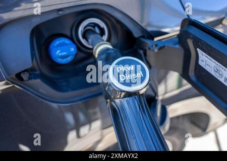 Dieselauto wird mit Dieselkraftstoff betankt, Tankstelle Stockfoto