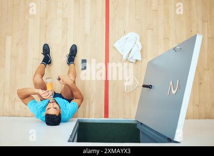 Flasche, Athlet und Leute auf dem Hof, Pause und Wasser für Sport, Training und Training. Fitness, Sportler und Entspannung für Turniere, Squash Stockfoto