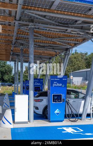 ARAL Pulse E-Ladestation an der Autobahn A3, Abzweigung Rees, in Isselburg, 4 Schnellladestationen für 8 Elektrofahrzeuge, Nord Stockfoto